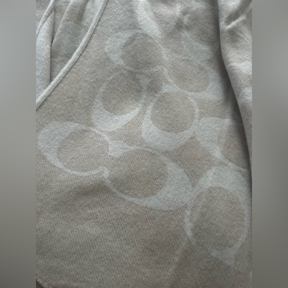 Signature Cape - Picture 4 of 4